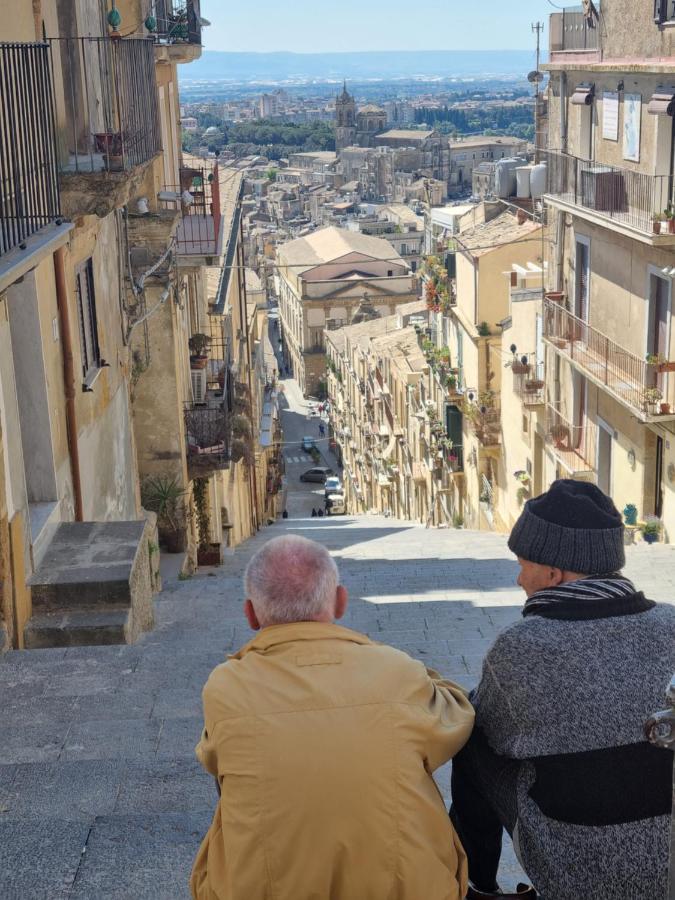 La Scalinata Home Apartment Caltagirone Bagian luar foto